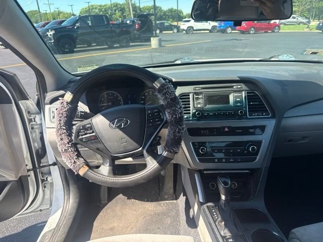 Used 2017 White Hyundai Base image 10