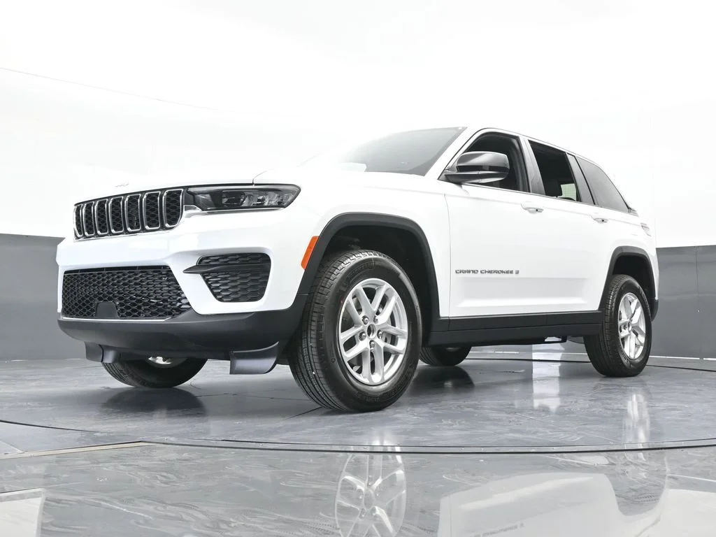 New 2026 Bright White Clear-Coat Exterior Paint Jeep Laredo X image 52