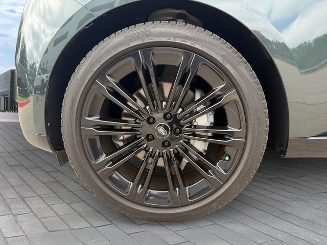 Used 2024  Land Rover SE image 9