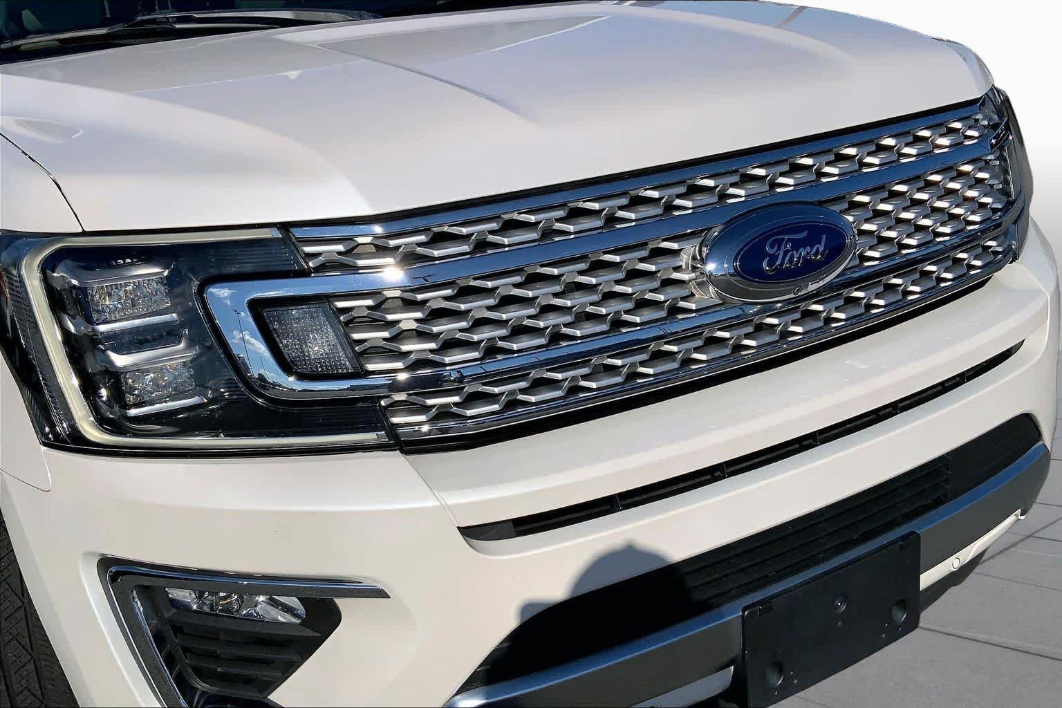 Used 2018 White Platinum Metallic Tri-Coat Ford Platinum image 27
