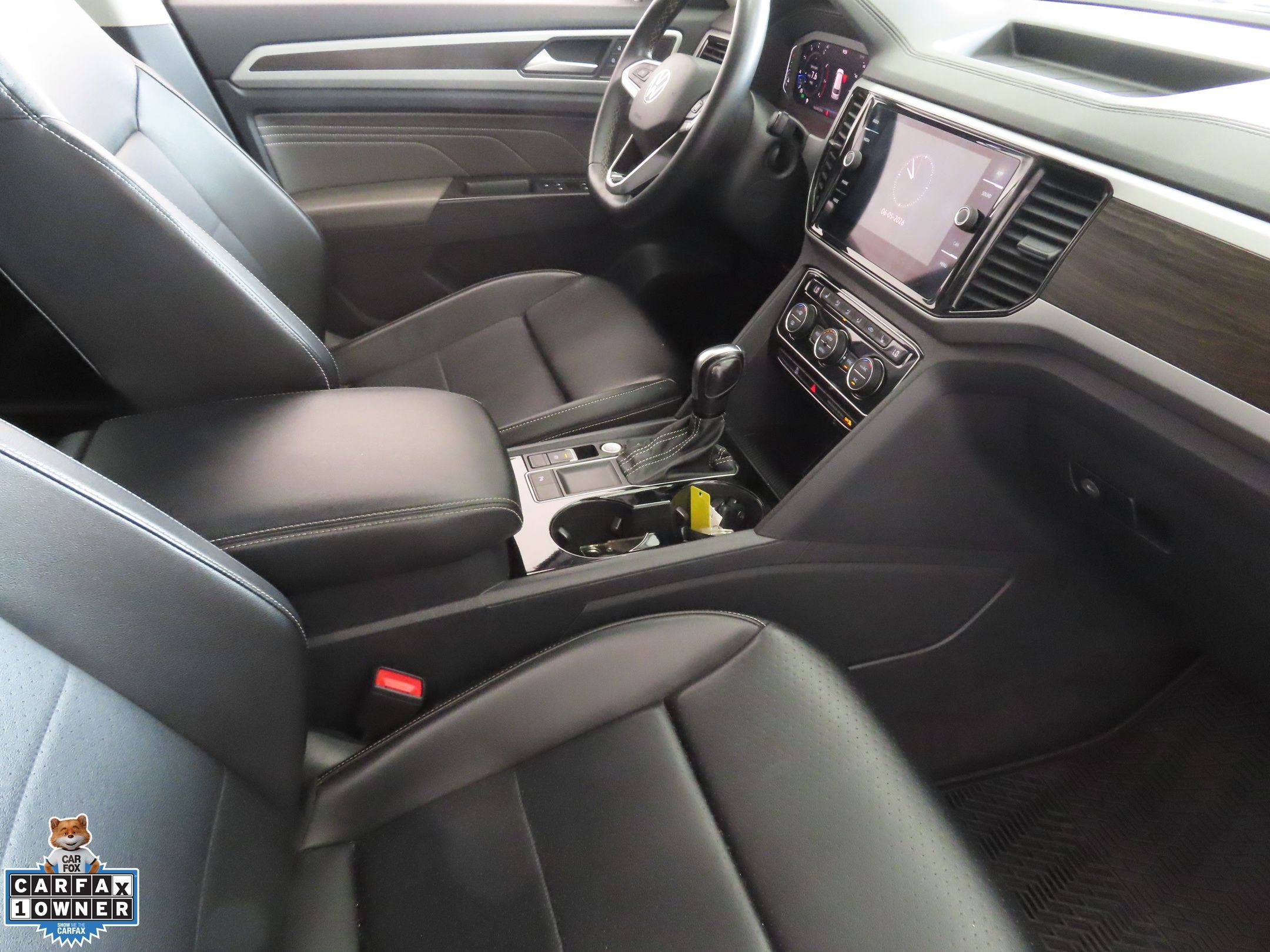 Used 2022 Black Volkswagen 2.0T SE w/Technology image 25