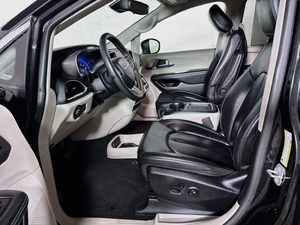 Used 2023 Black Chrysler Touring L image 11
