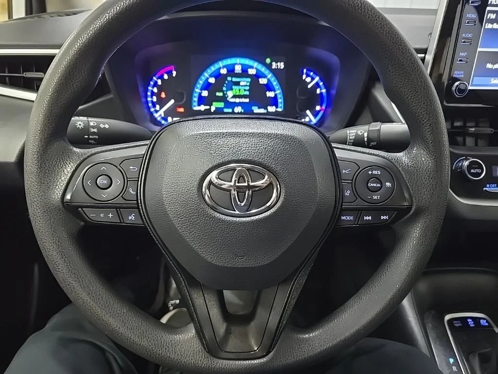 Used 2020 White Toyota LE image 18