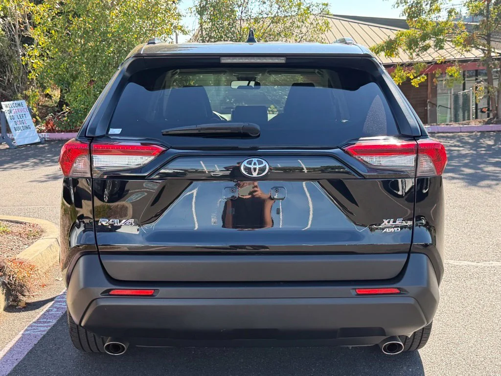 Used 2019 Midnight Black Metallic Toyota XLE Premium image 6