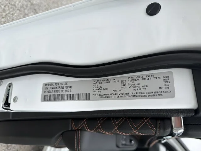 New 2027 Bright White Clear-Coat Paint Jeep Summit image 32