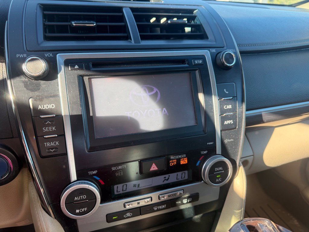 Used 2013 Super White Toyota XLE image 21