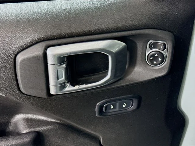 Used 2024  Jeep Sport S image 17