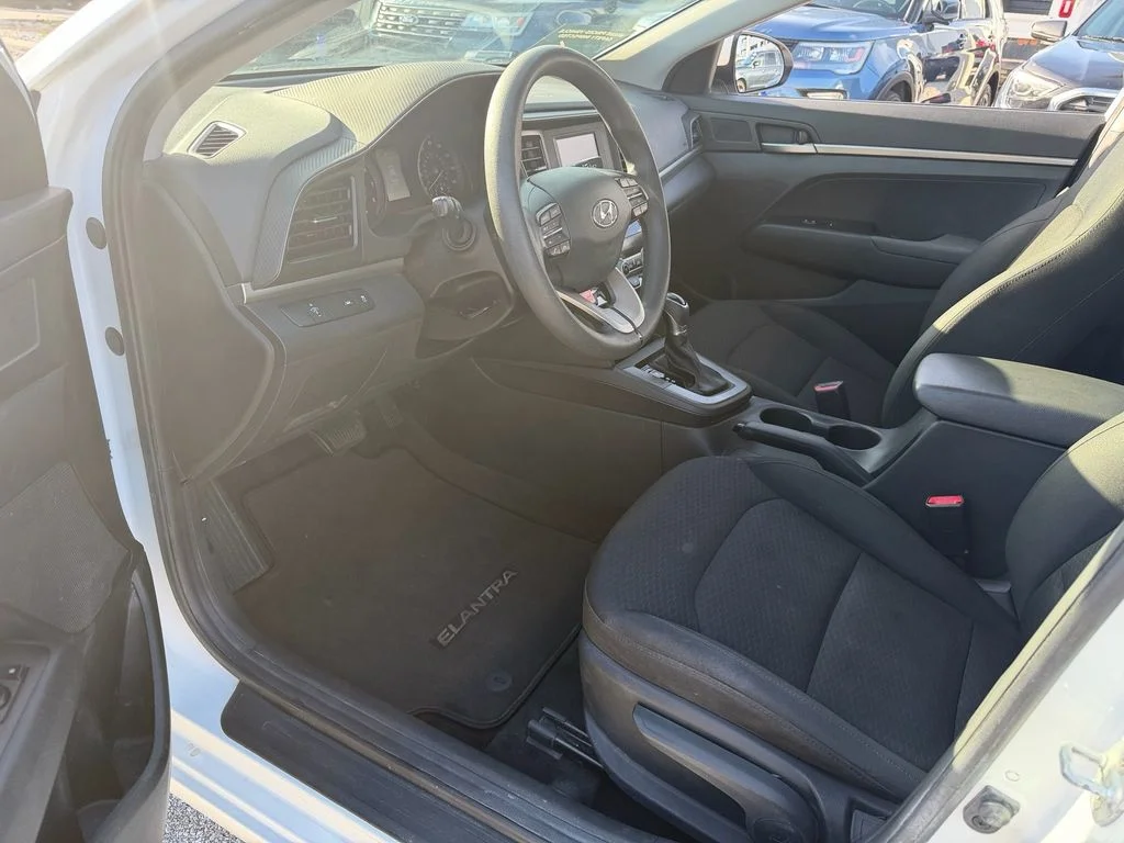 Used 2020 White Hyundai SE image 11