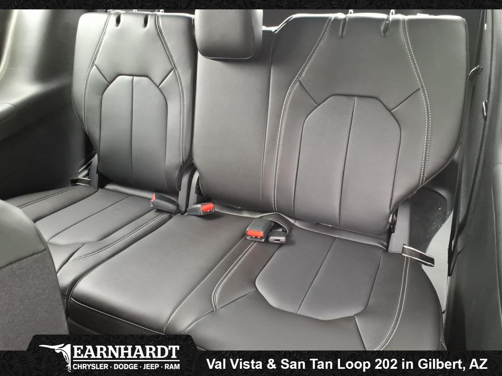 New 2027 Bright White Clear-Coat Paint Chrysler Select image 5
