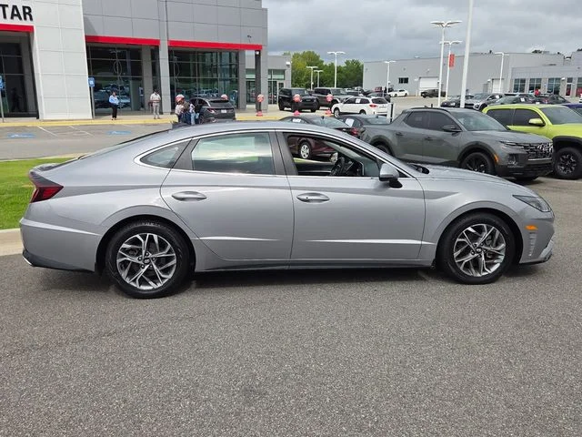 Used 2023 Silver Hyundai SEL image 13