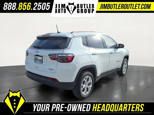 Used 2024  Jeep Latitude image 2