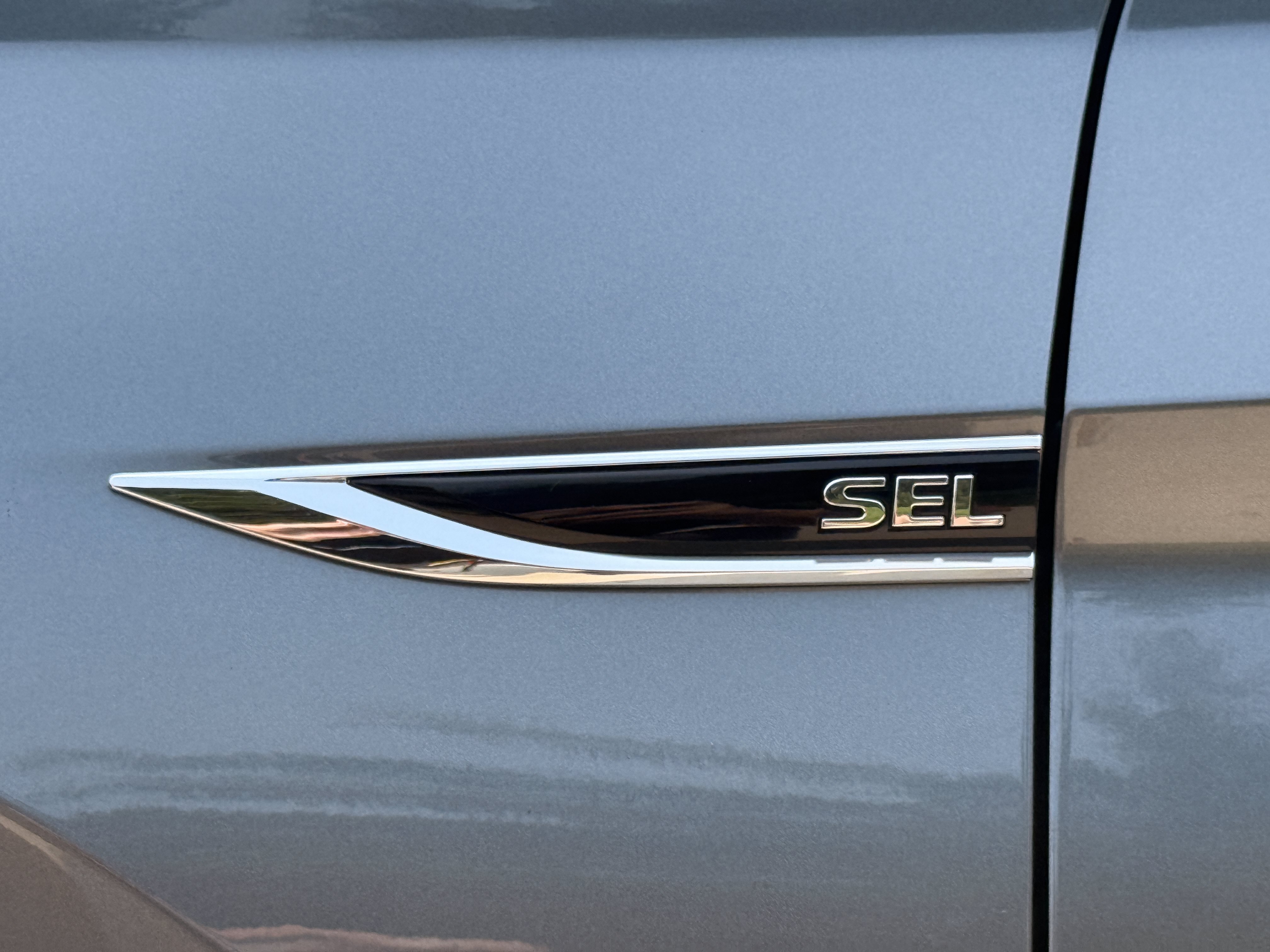 Used 2021  Volkswagen SEL Premium image 17