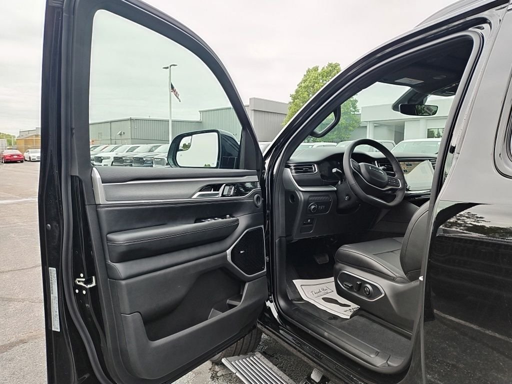 New 2026 High Gloss Black Exterior Paint Jeep Limited Reserve image 17
