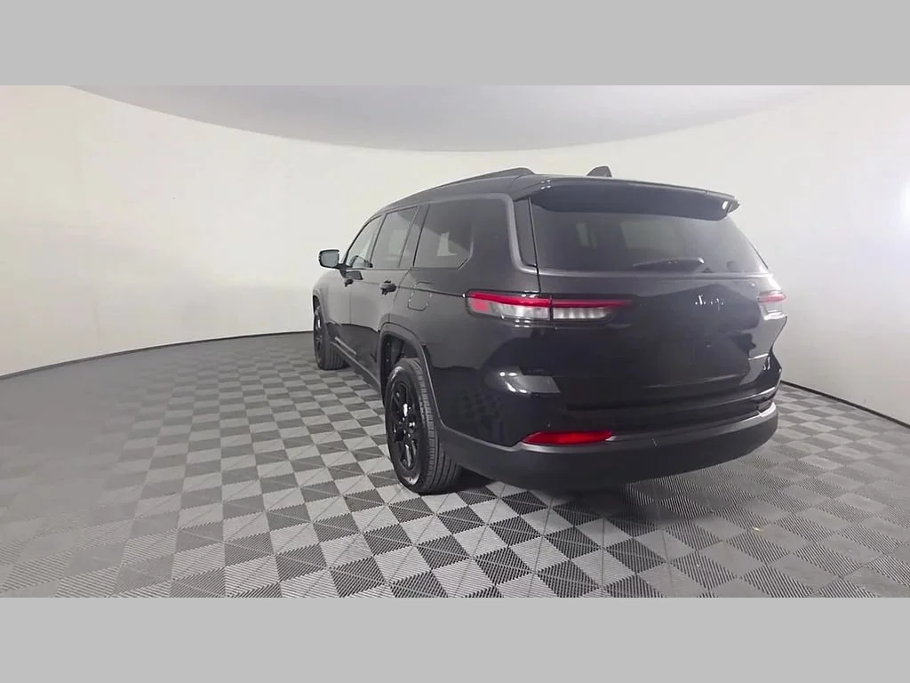 New 2026 Diamond Black Crystal Pearl-Coat Exterior Paint Jeep Laredo Altitude image 31