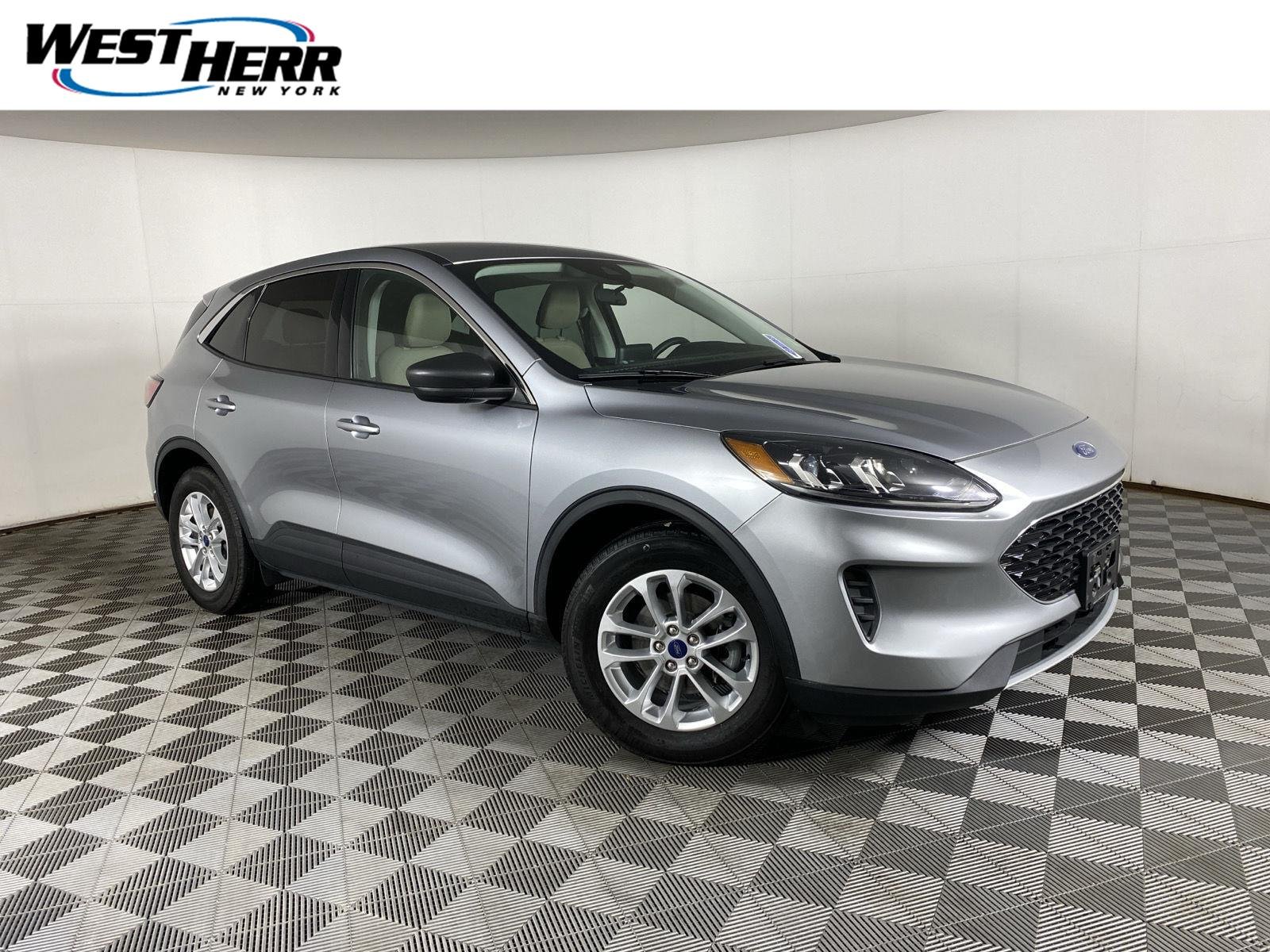 Used 2022 Iconic Silver Ford SE image 1