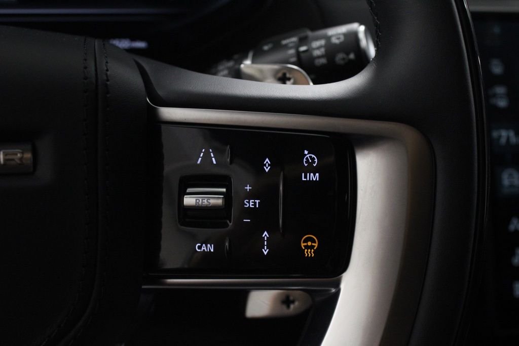 Used 2025 White Land Rover SE image 27