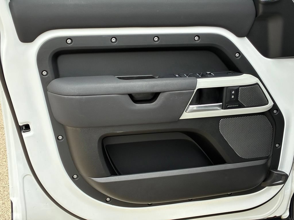 Used 2022 White Land Rover S image 23