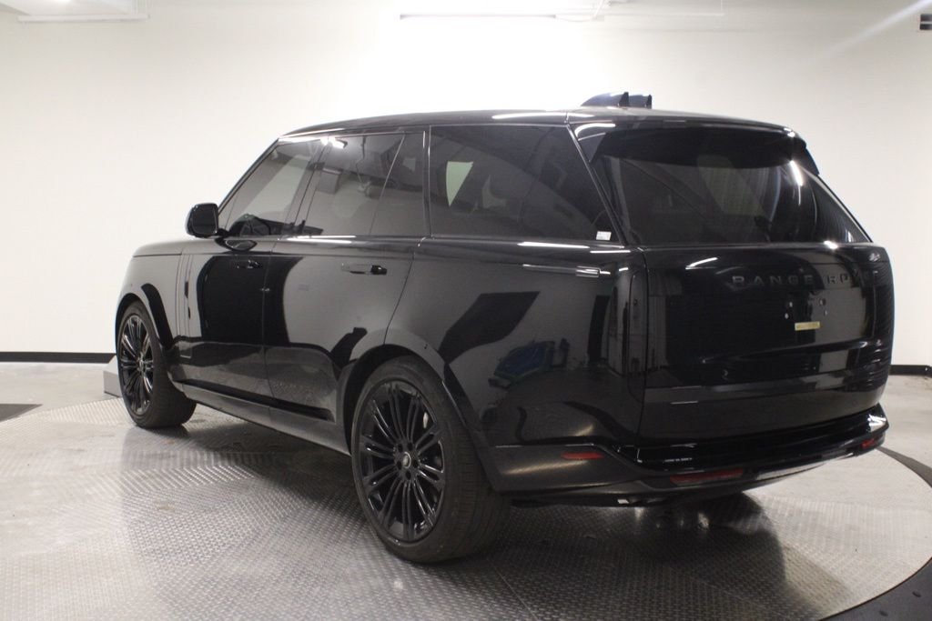 Used 2025  Land Rover SE image 3