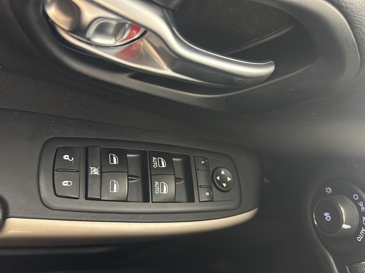 Used 2017 Granite Crystal Metallic Clearcoat Jeep Latitude image 11