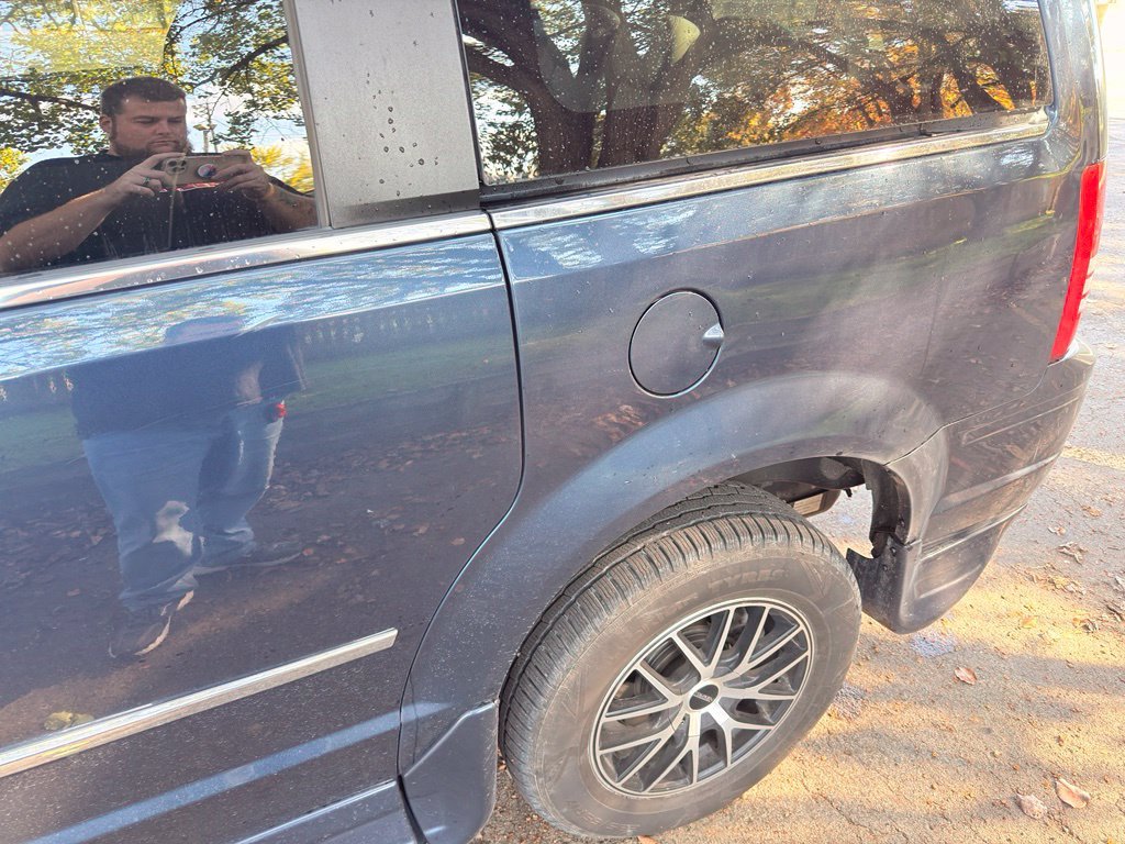 Used 2009 Blue Chrysler Touring image 12