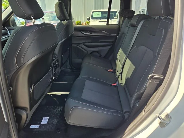 New 2026 Bright White Clear-Coat Exterior Paint Jeep Laredo X image 6