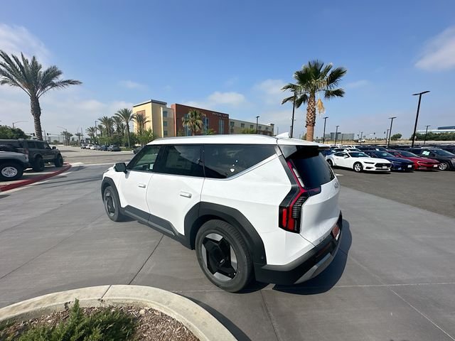 New 2026 Glacial White Pearl Kia Wind AWD image 5