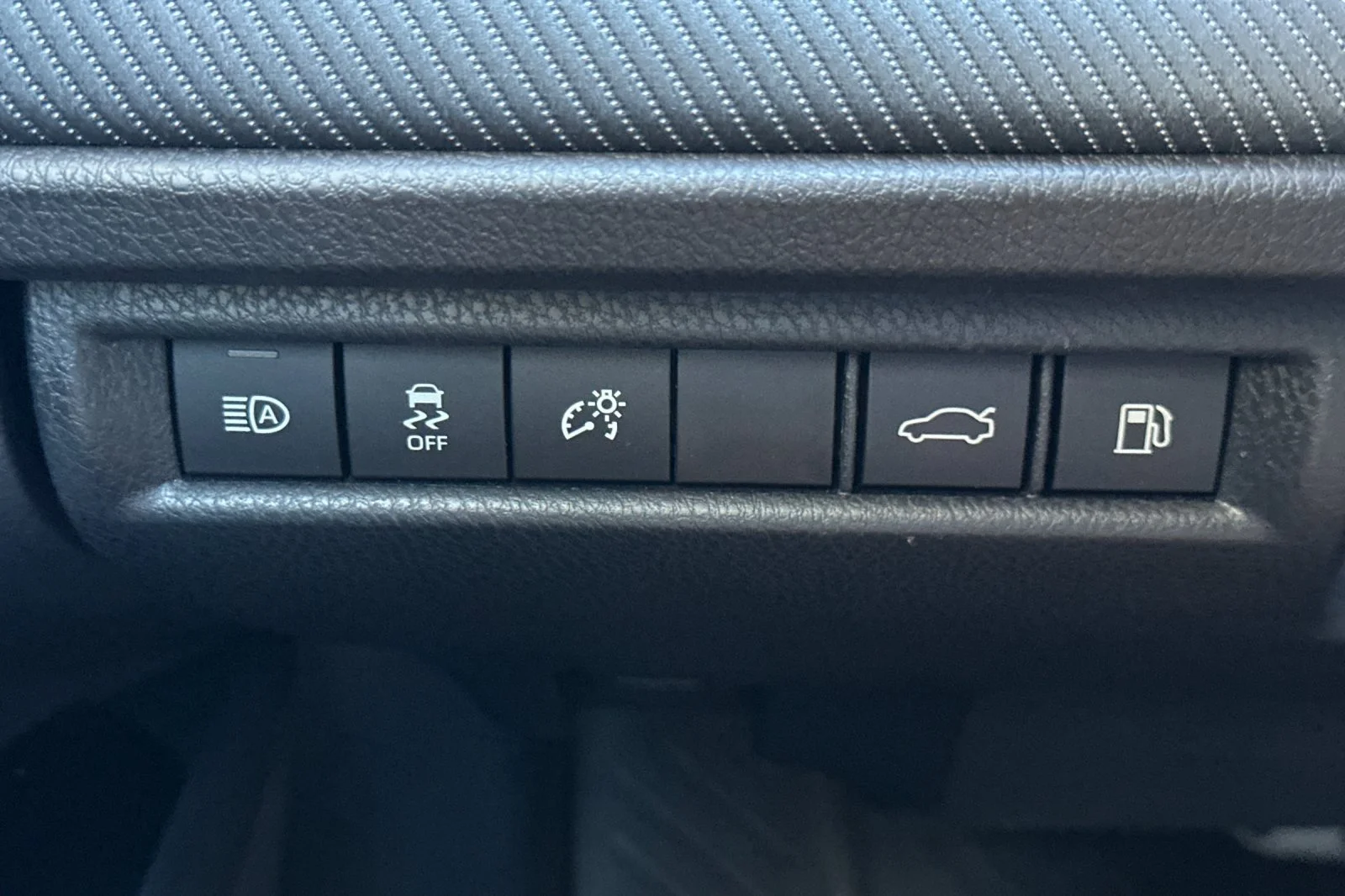 2025 Toyota Camry SE - Photo 31