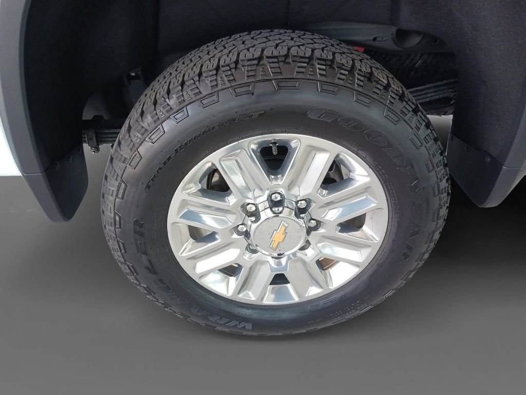 Used 2024 White Chevrolet High Country image 8