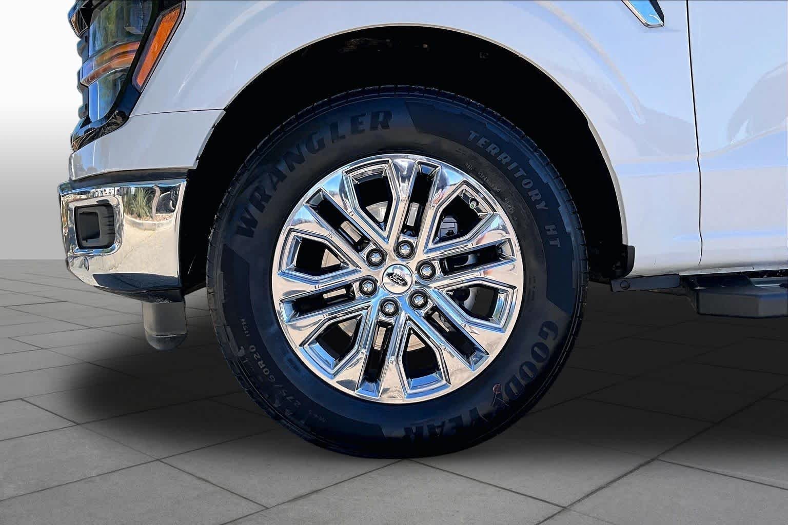 Used 2024 Oxford White Clearcoat Ford XLT image 11