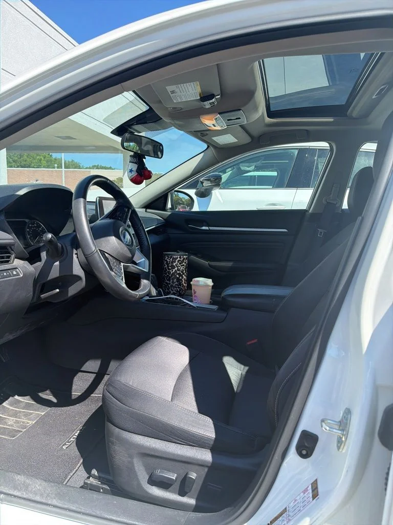 Used 2021 White Nissan 2.5 SV image 8
