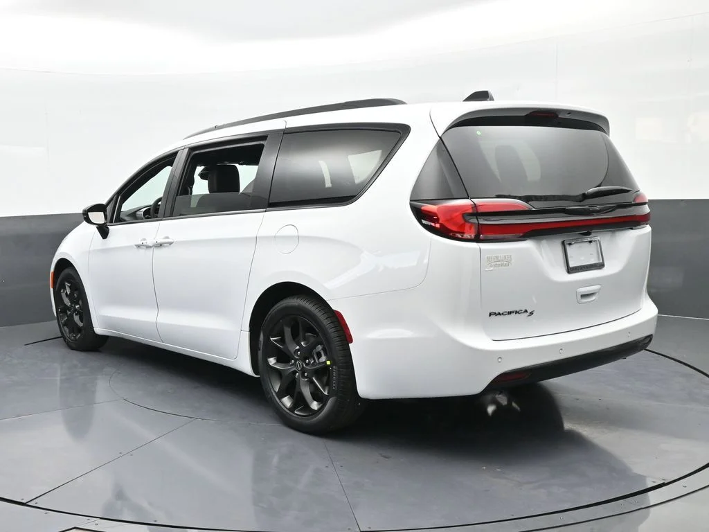 New 2026 Bright White Clear-Coat Exterior Paint Chrysler Select image 4