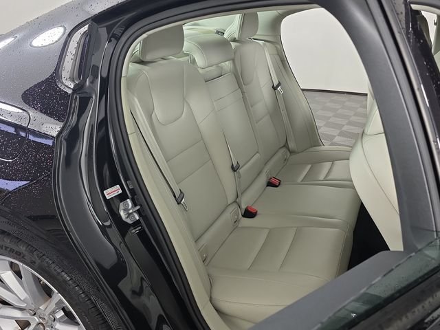 Used 2019 Black / Stone Volvo T5 Momentum image 25