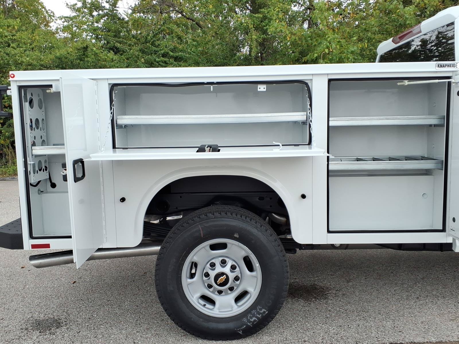 New 2026 Summit White Chevrolet WT image 19
