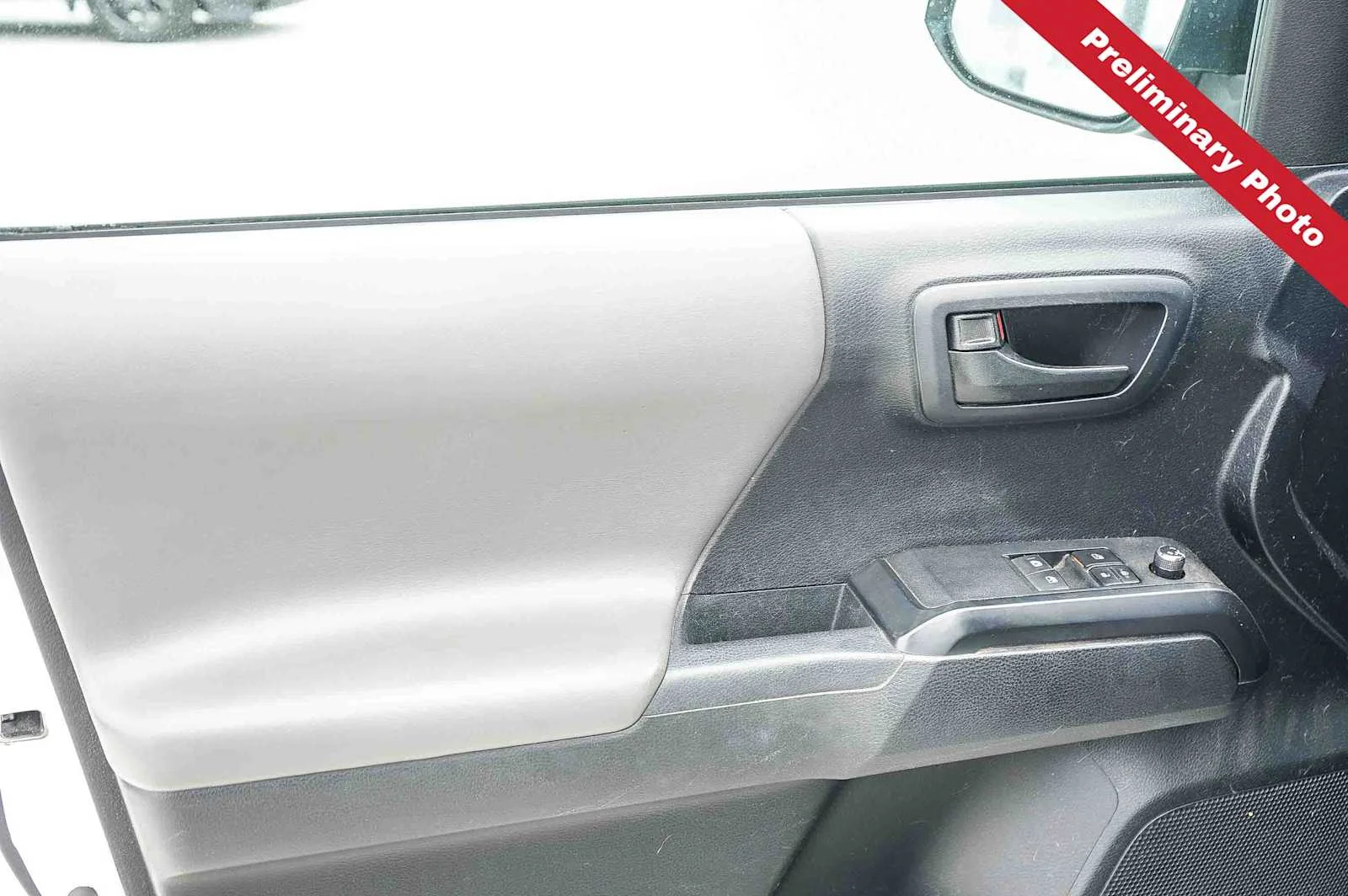 Used 2018 Super White Toyota SR image 16