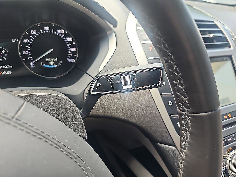 Used 2018 Mocha Metallic Lincoln Select image 21