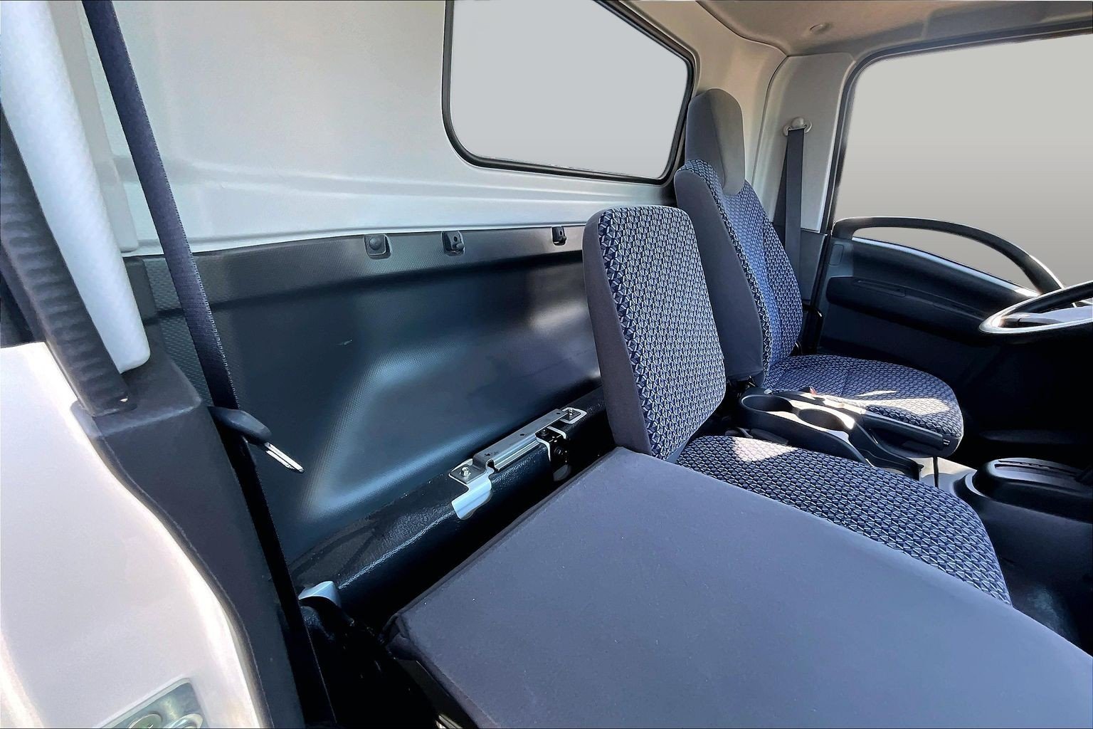 Used 2024  ISUZU  image 18