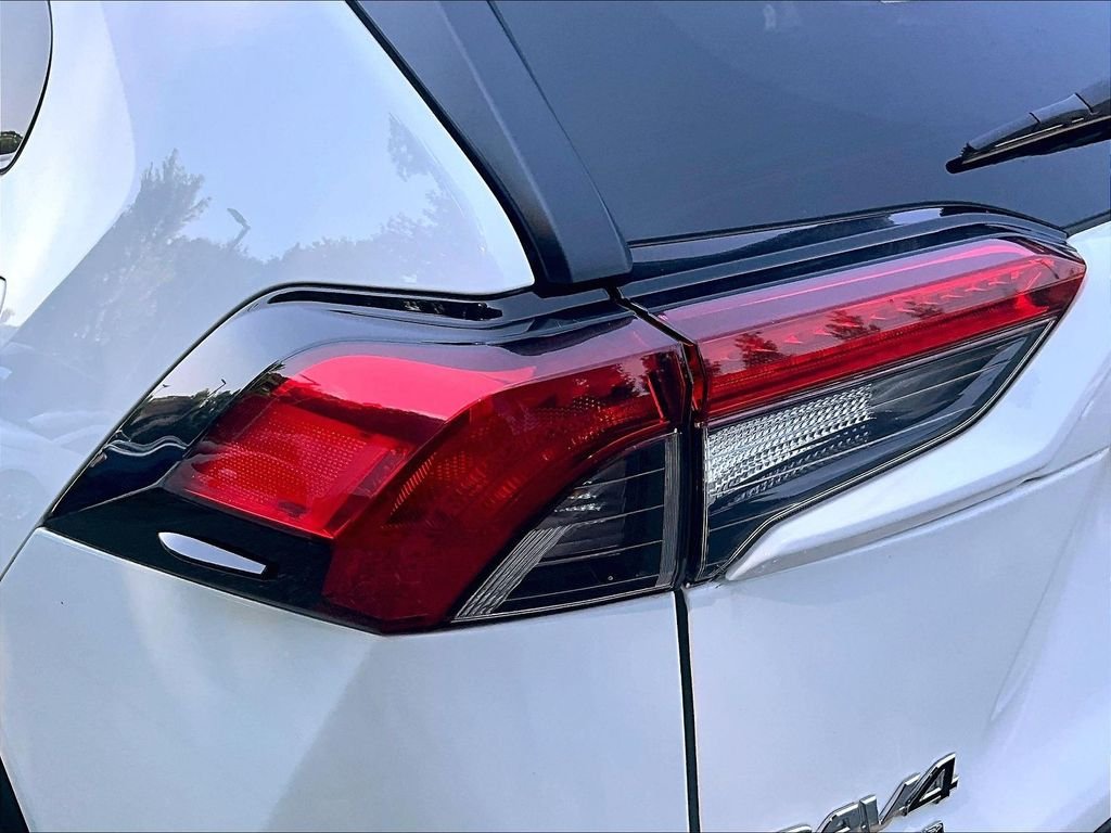 Used 2025 White Toyota XLE image 34