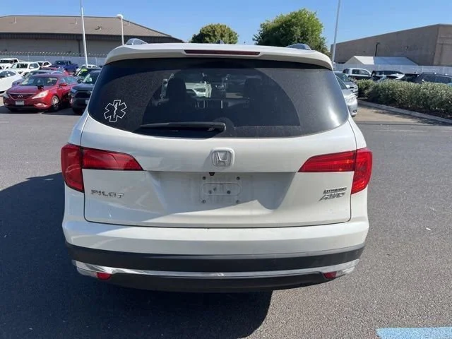 Used 2016 White Diamond Pearl Honda Touring image 4