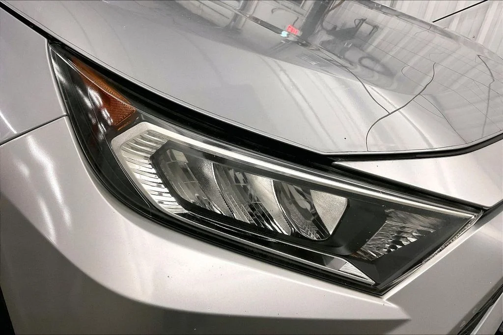 Used 2019 Silver Toyota XLE Premium image 33