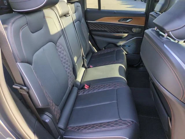 Used 2024 Gray Jeep Summit Reserve image 33