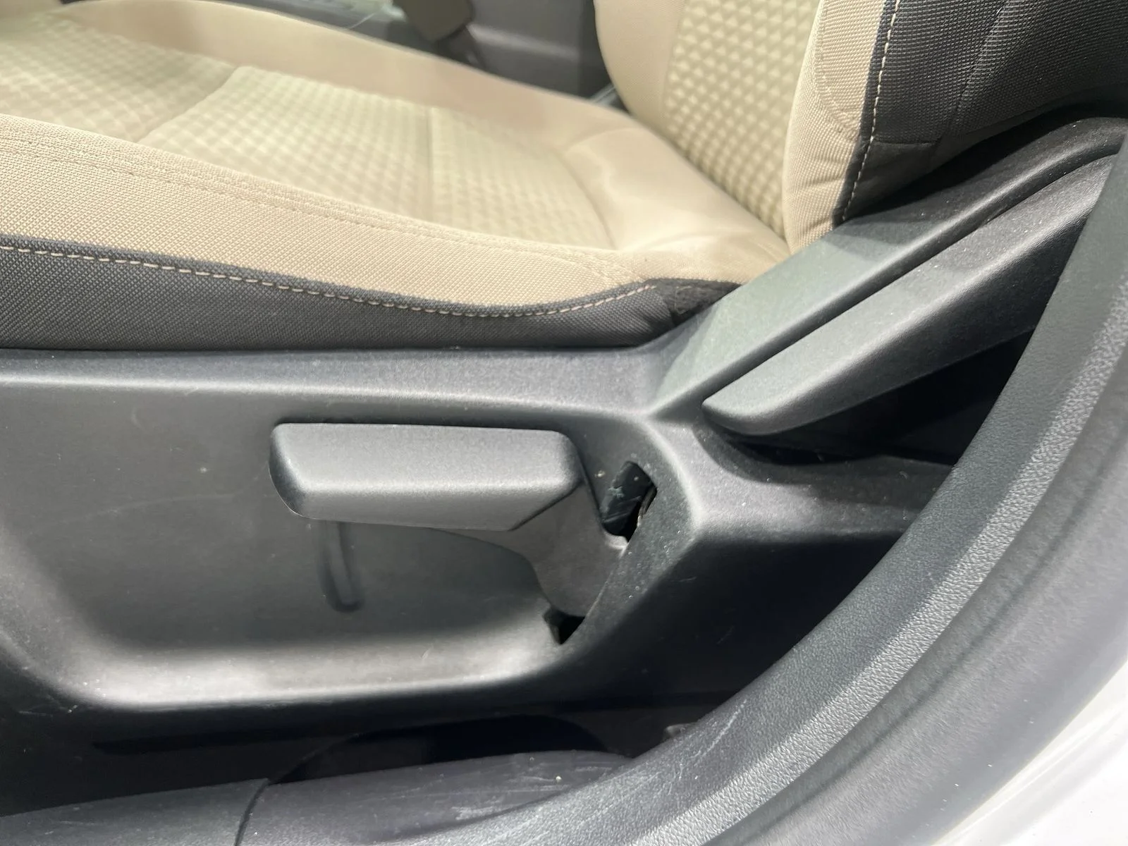 Used 2022 White Ford SE image 12