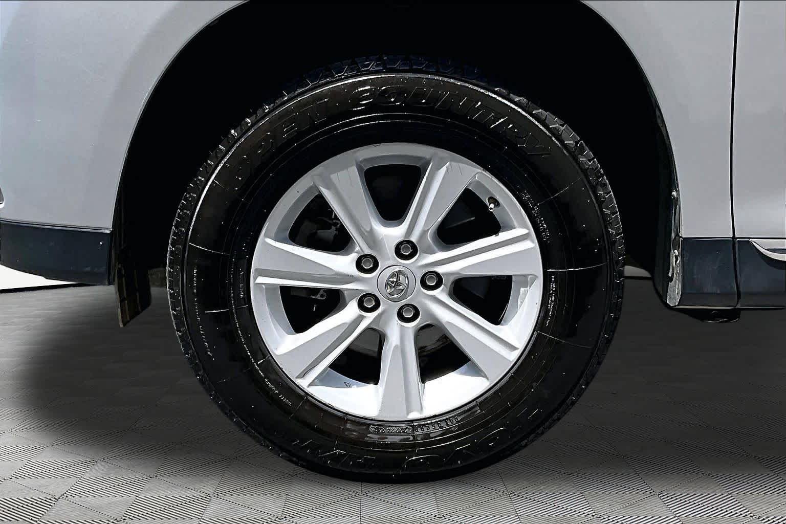 Used 2013 Classic Silver Metallic Toyota SE image 11