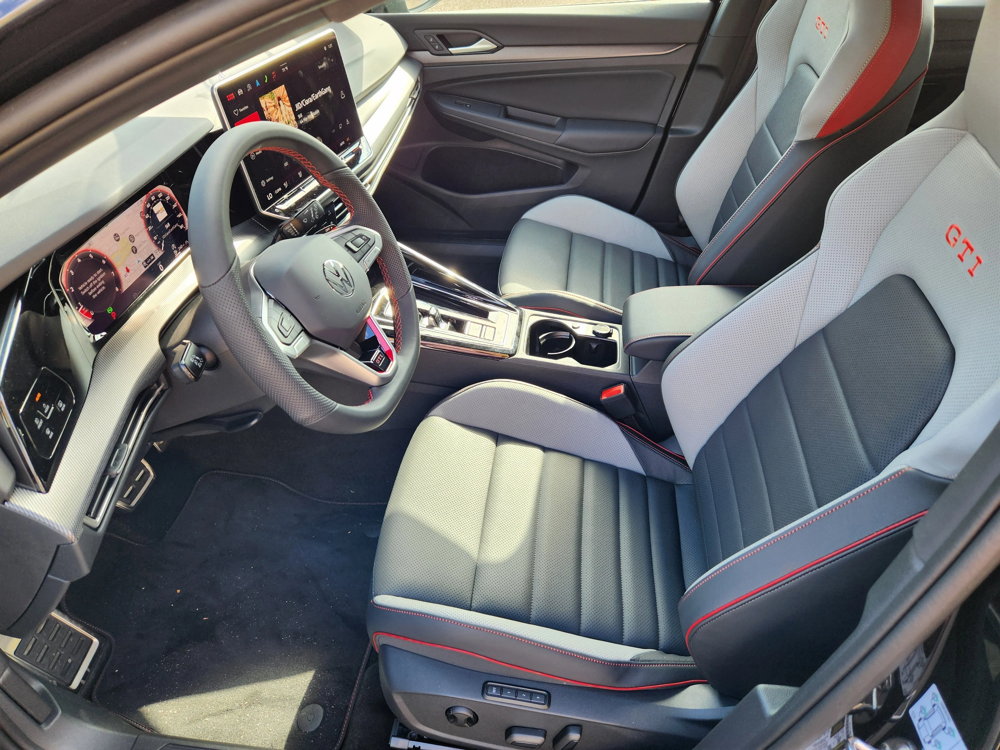 2025 Volkswagen Golf GTI SE - Photo 9