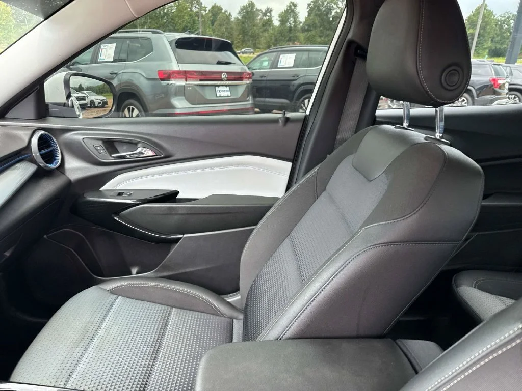 Used 2025 White Chevrolet LT image 21