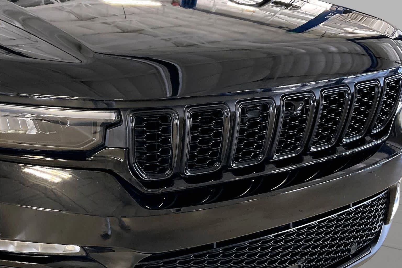 Used 2023 Diamond Black Crystal Pearlcoat Jeep Limited image 28