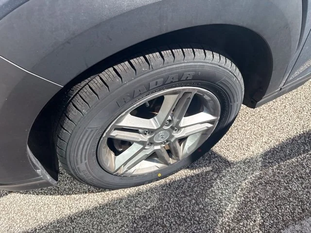 Used 2018 Silver Hyundai SE image 4