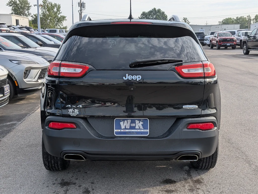 Used 2015 Brilliant Black Crystal Pearlcoat Jeep Latitude image 4