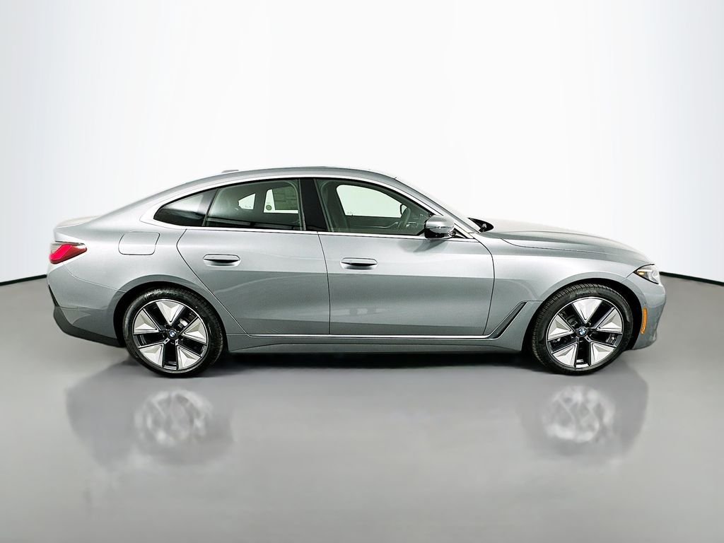 New 2026 Skyscraper Grey Metallic BMW xDrive40 image 4