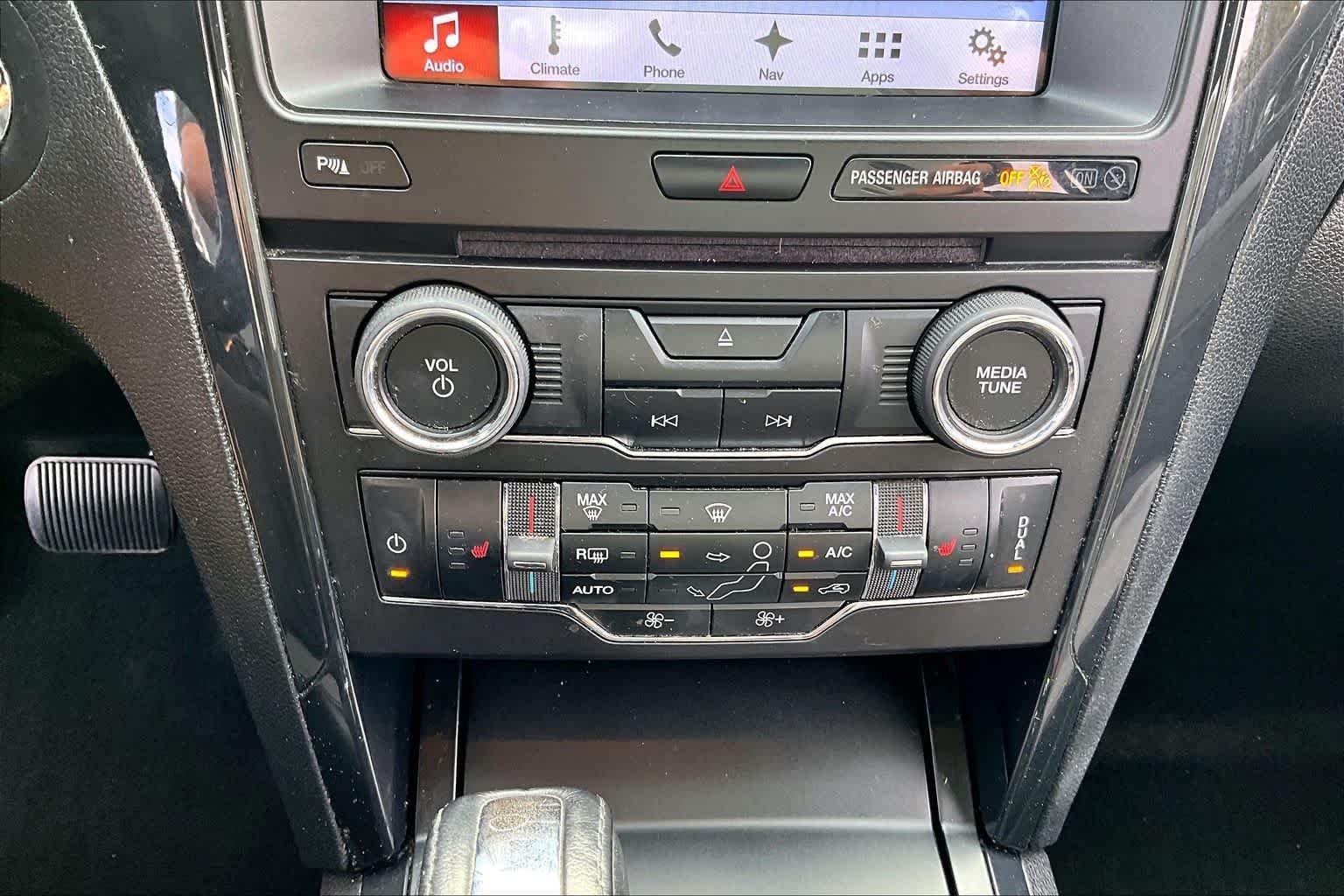Used 2017 White Platinum Metallic Tri-Coat Ford XLT image 31
