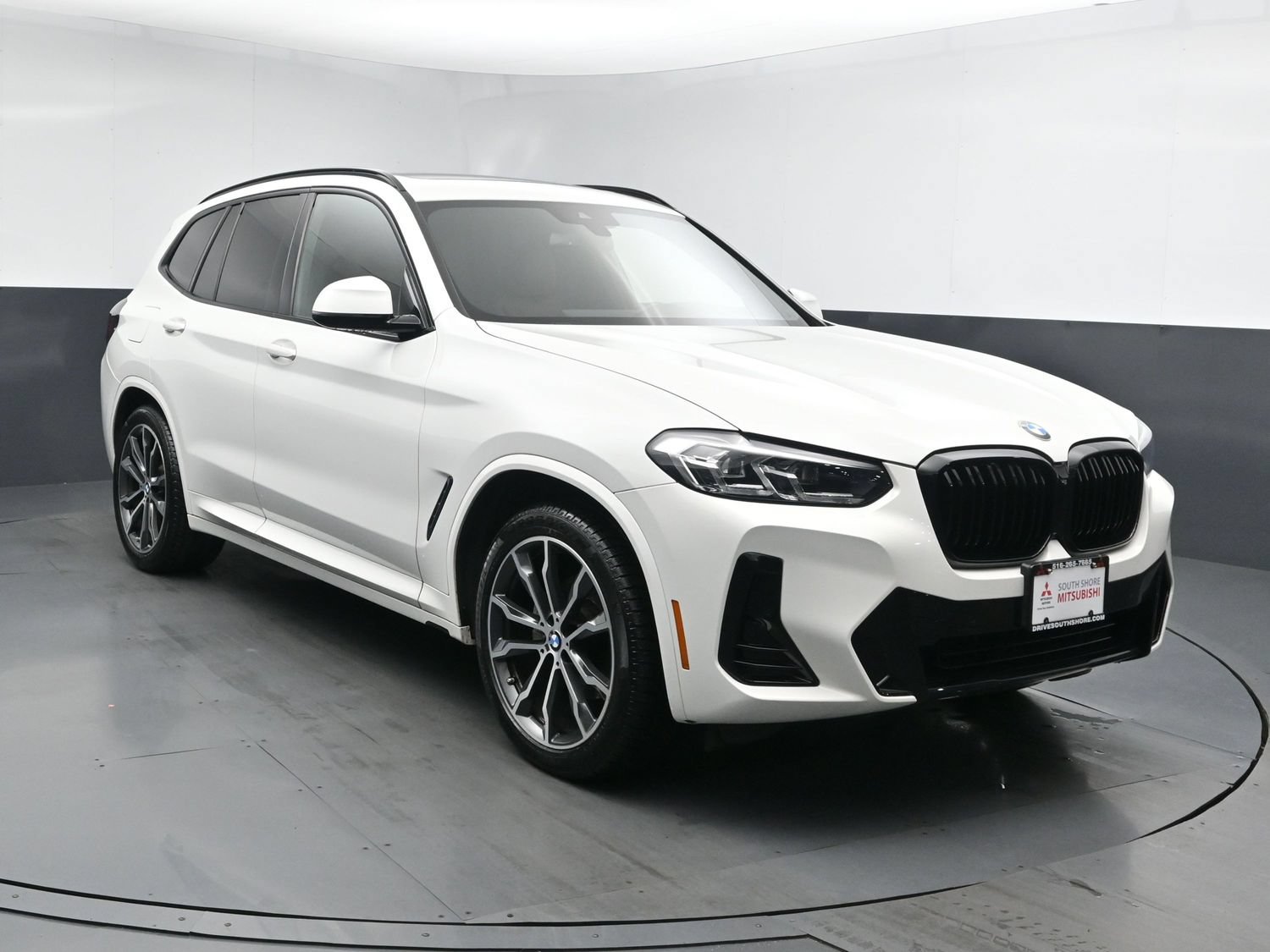 Used 2022 Alpine White BMW xDrive30i image 2